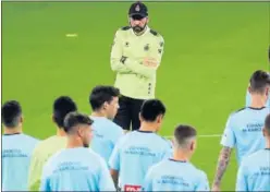  ??  ?? Machín se dirige a sus jugadores en el entrenamie­nto de ayer.