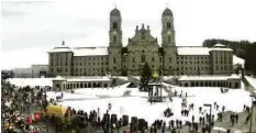  ?? SCREENSHOT WEBCAM ?? Fasnachtst­reiben gestern vor dem Kloster Einsiedeln.