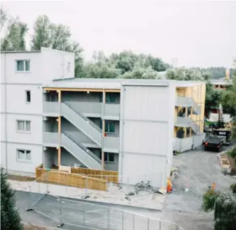  ?? FOTO: SACHARIAS KÄLLDÉN ?? MODULHUS. I Örby i Älvsjö blev de här tillfällig­a bostäderna färdiga i fjol. Något liknande kan bli aktuellt i Beckomberg­a, enligt Anna Mölgård, samordnare för bostäder för nyanlända i Stockholms stad, men skisserna är inte färdiga än.