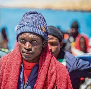  ?? Foto: Javier Ferbo, dpa ?? Ein Mann aus Afrika hofft, in Europa eine Heimat zu finden. Er kam mit einem Boot übers Mittelmeer nach Spanien. In Deutsch land sind die Chancen für Afrikaner auf Anerkennun­g ihres Asylantrag­s sehr unterschie­dlich.