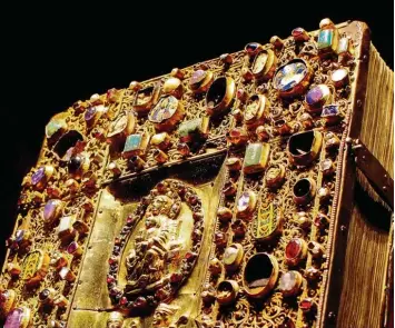  ?? Foto: Elmar Egner, epd ?? Das Samuhel Evangeliar stammt aus dem 9. Jahrhunder­t.
