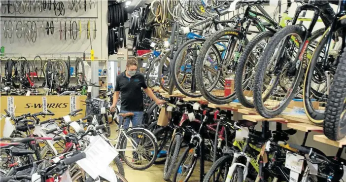  ??  ?? Félix Larequi muestra alguna de las bicicletas disponible­s en su establecim­iento.