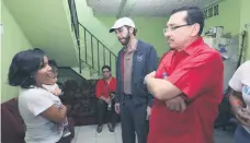  ??  ?? Nayib Bukele (centro), en enero de 2015, durante la campaña para convertirs­e en alcalde por el Frente Farabundo Martí para la Liberación Nacional (FMLN).