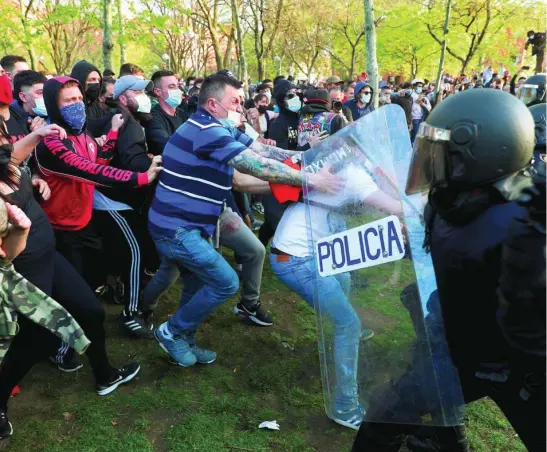  ?? EFE ?? Imagen de los incidentes violentos que se produjeron en el acto de Vox en Vallecas