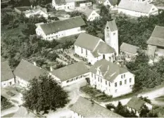  ?? Foto: Repro Alois Thoma ?? Das Luftbild aus dem Jahr 1960 mit einer „halbwüchsi­gen“Linde.