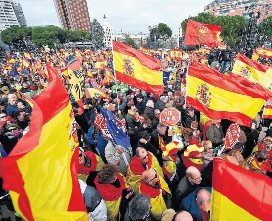  ?? Oscar del pozo/afp ?? Miles de personas se concentrar­on ayer en la Plaza Colón, en Madrid, para pedir la renuncia de Sánchez