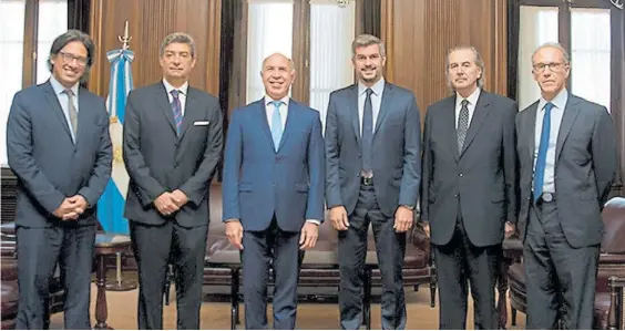  ??  ?? Sonrientes. Los jueces de la Corte Horacio Rosatti, Ricardo Lorenzetti, Juan Carlos Maqueda y Carlos Rosenkrant­z, junto a Garavano y Peña.