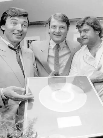  ?? Foto: ČTK ?? Přátelé S Karlem Svobodou při udílení Zlaté desky Supraphonu Karlu Gottovi roku 1983.