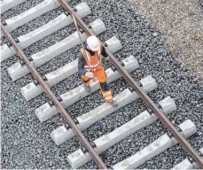  ?? FOTO: DPA ?? Sind Arbeiten an Eisenbahns­trecken nötig, ruht der Zugverkehr. Auf der Strecke Stuttgart-Mannhein hat 30 Jahre Dauerverke­hr eine Sanierung nötig gemacht.