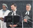  ?? FOTO: DIETMAR HERMANUTZ ?? Feierten im Zelt den Festgottes­dienst: (von links) Reverend Martin Ngnoubamdj­um, Pfarrer Georg A. Maichle und Pfarrer Michael Pfeiffer.