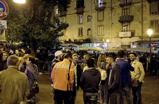  ??  ?? Sotto stretta sorveglian­za La movida a Napoli è finita sul banco degli imputati a causa di una serie di episodi Le forze dell’ordine hanno per questo aumentato i controlli