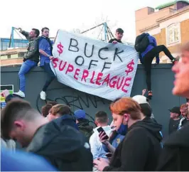  ?? FOTOS: EFE ?? Aficionado­s del Chelsea impiden el paso al autobús de su equipo como protesta