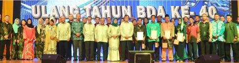  ??  ?? Abang Johari (ninth right, front row) poses for a group photo with BDA staff who received excellence awards and other BDA senior officials.