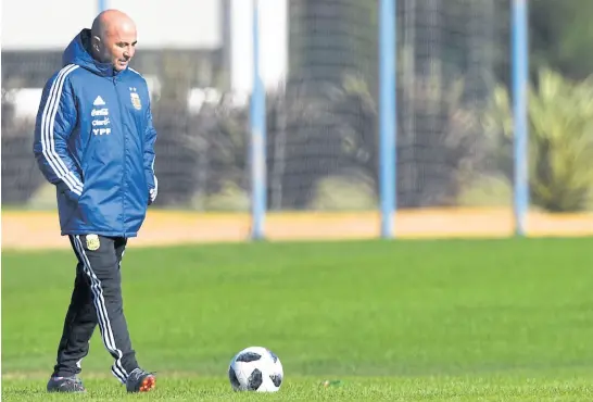  ?? Afp ?? sampaoli anunciará hoy, a las 13, sus elegidos par jugar en Rusia; esta semana comenzarán las prácticas en doble turno