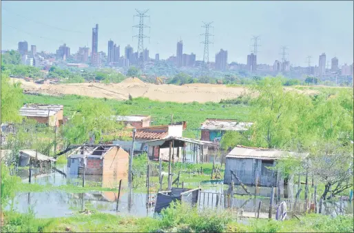  ??  ?? Unas 300 familias han abandonado sus precarias casas tras quedar anegadas. El río está a un nivel de 4,82 metros en Asunción.