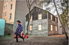  ?? FILE PHOTO BY GORDON WELTERS/THE NEW YORK TIMES ?? Ryan Mendoza, an American artist, walks by the house where Rosa Parks once lived in Detroit, which he transporte­d to Berlin and rebuilt.