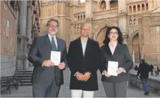  ?? // ABC ?? Fernando Jou, Manuel Daza y Marisol Illescas, junto a la catedral