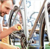  ?? Foto: industrieb­lick, Fotolia.com ?? Kette und Schaltung sind einige der Teile des Fahrrads, die lieber der Fach mann überprüfen sollte.