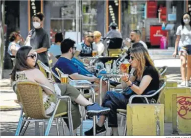  ?? JUAN CARLOS VÁZQUEZ ?? Clientes en una terraza con veladores en la Alameda de Hércules.