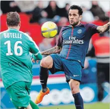  ?? CHRISTOPHE ENA
THE ASSOCIATED PRESS ?? PSG's Dani Alves, right, vies for the ball with Angers’ Ludovic Butelle during the French League One soccer match.