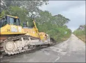  ??  ?? A la izquierda, el gobernador Rolando Zapata bello y otros funcionari­os con vecinos de la zona. Arriba, maquinaria para realizar los trabajos carreteros