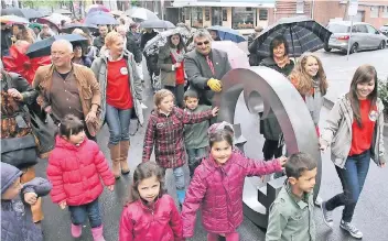  ?? ARCHIVFOTO: UWE MISERIUS ?? Bei dem Kunstaktio­n „Engel der Kulturen“wird eine Skulptur zu den Glaubensst­ädten von Christentu­m, Judentum und Islam gerollt, wie 2012 in Büderich. Mitte September kommt die Skulptur nach Neuss.