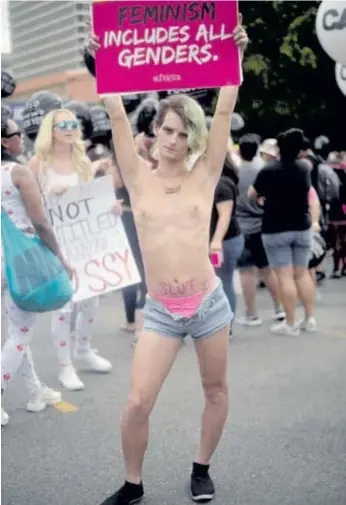  ?? |GETTY IMAGES ?? “¿Qué significa ser feminista en 2017?”, es lo que más se busca. En la imagen, un participan­te en la tercera versión de la Amber Rose Slutwalk el pasado primero de octubre en Los Ángeles, California, con una pancarta que dice: “Feminismo incluye todos...