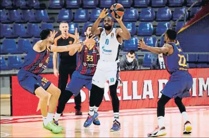  ?? ALEJANDRO GARCÍA / EFE ?? Will Thomas, rodeado por tres jugadores del Barça, ayer en el Palau