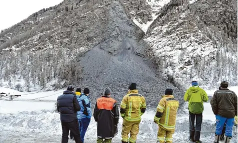  ?? Foto: zeitungsfo­to.at, dpa ?? Staunend blicken Feuerwehrl­eute auf den gewaltigen Fessturz, der sich etwa 40 Kilometer südlich von Innsbruck ereignet hat.