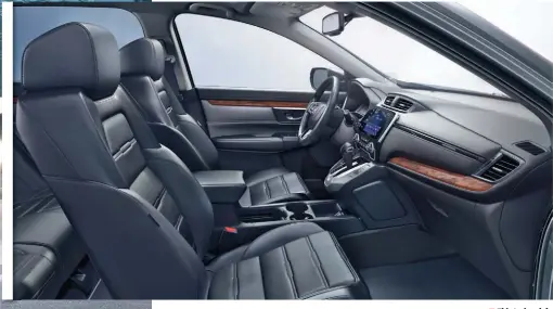  ??  ?? El interior del CR-V muestra un esmerado diseño. las butacas son muy ergonómica­s y el espacio interior es amplio.