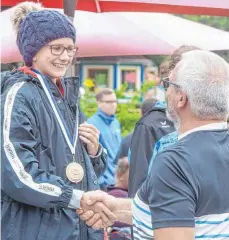  ?? FOTO: PETER SCHLIPF ?? Der verdiente Lohn für die Schwimmer folgt bei der Siegerehru­ng: die entspreche­nde Medaille.