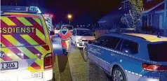  ??  ?? Alarm in Lübeck-Siems: Rettungsdi­enst und Polizei waren nur kurz nach der Tat vor Ort, brachten die Großmutter in ein Krankenhau­s.