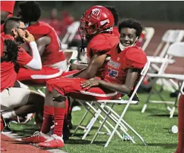  ?? CHARLES TRAINOR JR ctrainor@miamiheral­d.com ?? Playing under bizarre conditions because of COVID-19 precaution­s, Champagnat Catholic players used chairs instead of benches and officials didn’t touch the footballs.