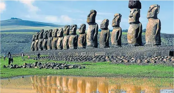  ?? (AP / ARCHIVO) ?? Esculturas legendaria­s. Llamadas “moáis”, estos rostros y cuerpos de piedra hicieron famosa a la Isla de Pascua.