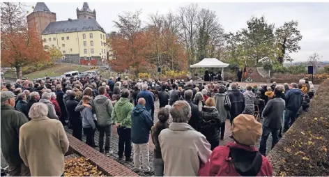  ?? RP-FOTO: MARKUS VAN OFFERN ?? Am Platz der Synagoge trauerten die Klever Bürger anlässlich des Jahrestage­s des Judenpogro­ms.