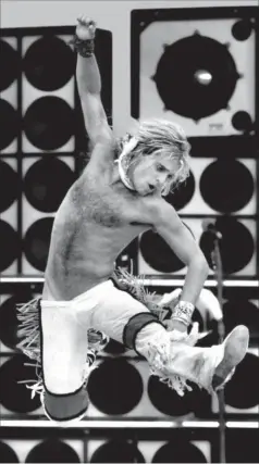  ?? FOTO: ALL OVER PRESS ?? Badutsprin­ger David Lee Roth på scenen i 80’erne.