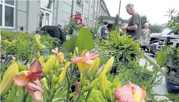  ?? JOHN LAW / NIAGARA FALLS REVIEW ?? Homeowners flaunted their flower power during the 22nd annual Garden Walk Saturday.