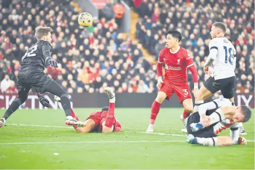  ?? — Gambar AFP ?? AKSI TUMPUAN: Sebahagian daripada babak-babak aksi perlawanan Liga Perdana Inggeris di antara Liverpool dan Luton Town di Anfield. Liverpool menang 4-1.