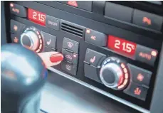  ??  ?? Frische Brise: Die Klimaanlag­e sollten Autofahrer nicht zu lange auf Umluftfunk­tion stellen. Das kann zu Sauerstoff­mangel führen.