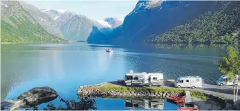  ?? FOTO: DPA ?? Camping am Fjord: Wer mit dem Wohnmobil durch Norwegen reist, findet aussichtsr­eiche Stellplätz­e.