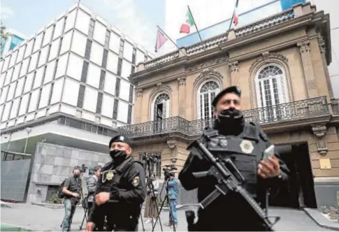  ?? // REUTERS ?? Agentes de la Policía de México montan guardia frente al hotel donde se reúnen las delegacion­es venezolana­s