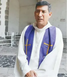  ??  ?? En homilía, el rector Luis Millán aludió pasajes de la Biblia para fortalecer su llamado a la humildad, aunque después chocó con el tema de unión igualitari­a.