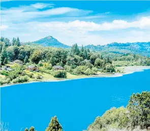  ??  ?? El intenso color azul, sus islas y el paisaje que lo rodea, convierten al lago Nahuel Huapi en uno de los lugares más atractivos del sur argentino.