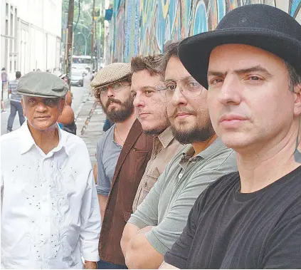  ?? MARKãO OLIVEIRA/DIVULGAçãO ?? Da esquerda: Getúlio (também abaixo), Callado, Melvin, Benjão e André lançam disco no Teatro Ipanema