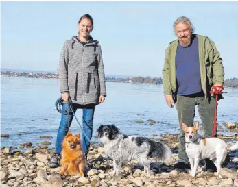  ?? FOTO: BARBARA BAUR ?? Nicole Hansen und Frank Eggers sammeln Unterschri­ften für ein Bürgerbege­hren, das sich gegen die Erhöhung der Hundesteue­r in Lindau richtet. Im Vordergrun­d sind ihre Hunde Willow, Tipsi und Max.