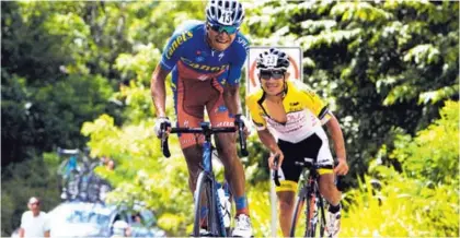  ?? CRCICLISMO ?? El mexicano Efrén Santos (13) deja atrás, este lunes, al colombiano Diego Cano, en la segunda etapa de la Vuelta a Costa Rica. El azteca fue el vencedor de la jornada y el líder de la competenci­a.