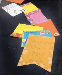  ?? JIM THOMPSON/ JOURNAL ?? Eisenhower Middle School students wrote notes of encouragem­ent and kindness to send to students in El Paso after a mass shooting in the city.