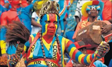  ??  ?? LA MAGIA AFRICANA. Un aficionado de RD Congo, durante el partido de los suyos ante Costa de Marfil.