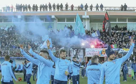  ??  ?? Entusiasmo
I giocatori della Lazio salutano i tifosi accorsi ieri a Formello per festeggiar­e la squadra e la Supercoppa