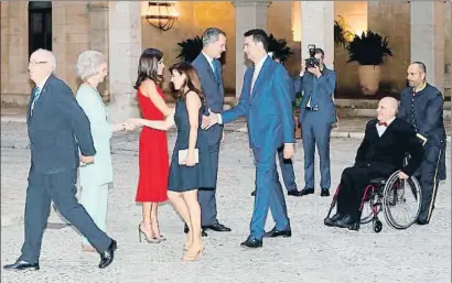  ?? BALLESTERO­S / EFE ?? Los Reyes, junto a la reina Sofía, anoche en el patio del palacio de La Almudaina saludando a los invitados